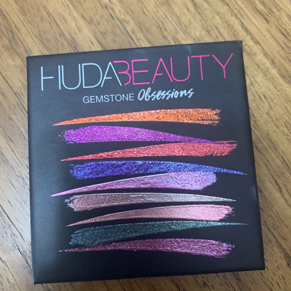 ✖️sold ✖️Huda Beauty Pallet